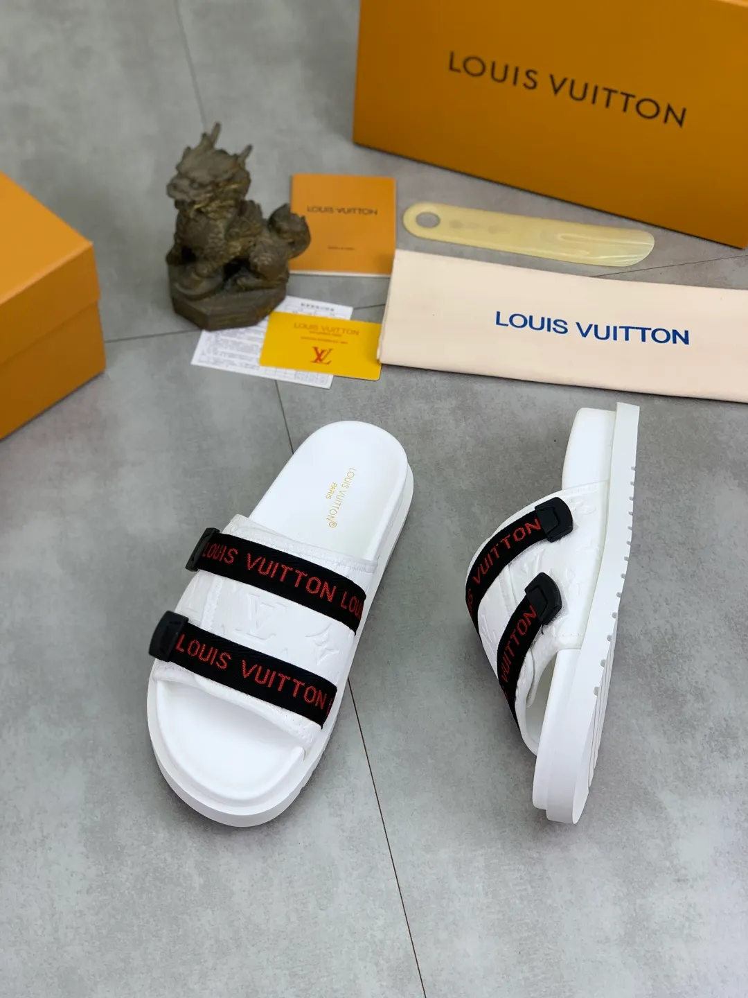 Men's shoes 💰P320💰【New style】🆘 Original quality 【LOUIS VUITTON】The popular Louis Vuitton LV men's slippers on the official website are on sale simultaneously! Original fabric imported from Italy, original factory special supply, code number: 38-44 (45 customized), many colors available